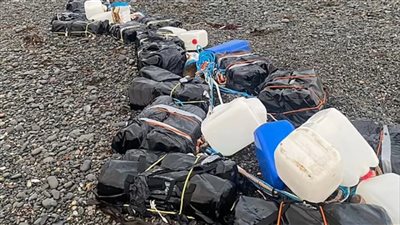 قيمته 90 مليون إسترليني.. رجل يعثر على كنز ممنوعات بالصدفة على الشاطئ