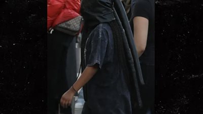 على خطى والدها.. نورث ويست تظهر بغطاء كامل للوجه في أسبوع الموضة بباريس | صور