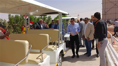 وزير الشباب ومحافظي السويس والوادي الجديد يتفقدون أطول سلسلة تمور في العالم | صور