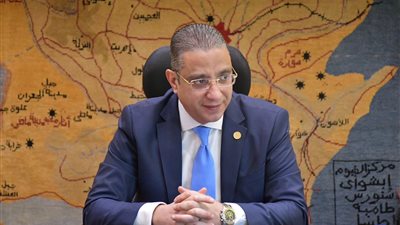 محافظ الفيوم يتابع أعمال رصف شوارع المدينة