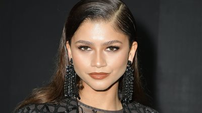 زيندايا تتألق في عرض فالنتينو ضمن فعاليات أسبوع الموضة في باريس.. صور