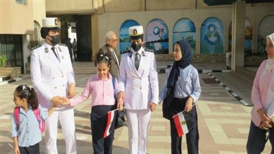 ضباط وضابطات الشرطة يصطحبون أبناء الشهداء للمدارس واهدائهم حقائب |صور 