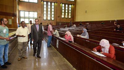 رئيس جامعة سوهاج يتابع انتظام المحاضرات بالكليات | صور 