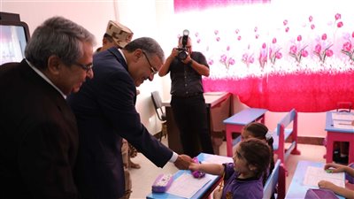 محافظ المنيا يتابع انتظام سير العملية التعليمية بعدد من المدارس 