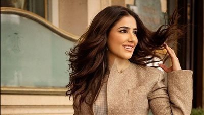 إطلالة كلاسيكية لـ مي عمر في أحدث ظهور من باريس