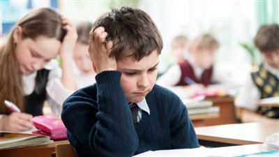 هذه العلامات تكشف معاناة طفلك من مشكلة فى المدرسة | فيديو