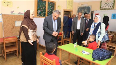 محافظ سوهاج يتفقد سير العملية التعليمية بمدرسة باحثة البادية | صور