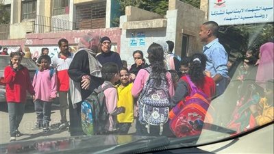 والدة تلميذة العجوزة باكية: 