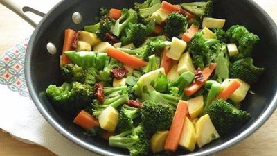 طريقة عمل الخضار السوتيه بصوص الزبادي | فيديو