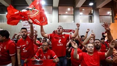 جماهير الأهلي تستقبل بعثة السلة بمطار الكويت: غني وشجع نادي الشعب