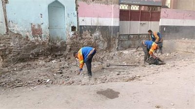 استجابة لما نشرته فيتو.. القاهرة ترفع المخلفات من أمام بوابة مدرسة محمود خاطر بعين شمس