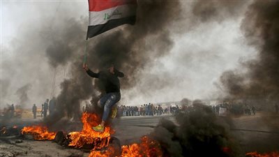 محتجون يضرمون النار في مبنى محافظة ذي قار العراقية | فيديو