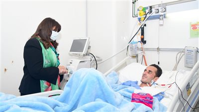 وزيرة الهجرة تزور أحمد حسين بمستشفى دار الشفاء للاطمئنان على حالته | صور 