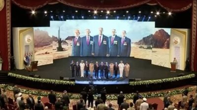 السيسي يلتقط الصور التذكارية مع أبطال حرب أكتوبر 