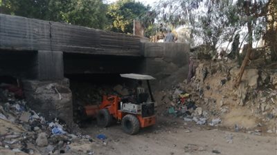 حملات مكثفة لتنظيف مخرات السيول بحي المعصرة