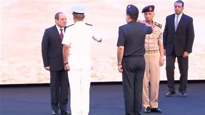السيسي يصدق على ترقية قائدي القوات البحرية والجوية لرتبة فريق