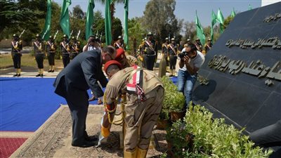 محافظ أسيوط يضع إكليلا من الزهور على قبر الجندي المجهول بمناسبة انتصارات أكتوبر 