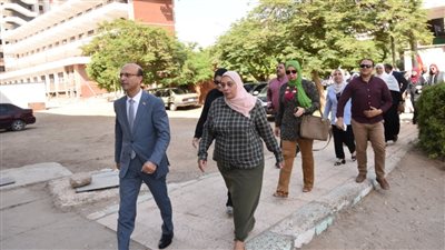 رئيس جامعة أسيوط يتفقد كلية التمريض لمتابعة سير العملية التعليمية 