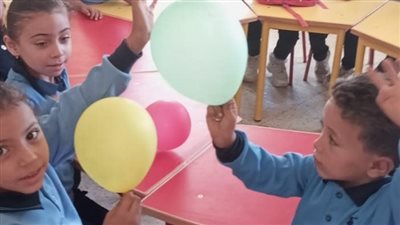 في أول يوم دراسي لهم بكفر الشيخ.. استقبال تلاميذ رياض الأطفال بالورود والحلوى | صور
