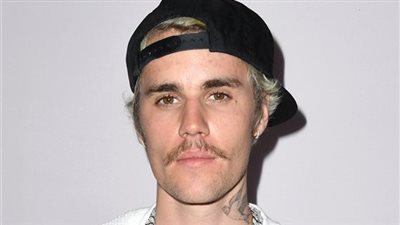 خلف الشجرة.. جاستين بيبر يقضي حاجته داخل ناد شهير بطريقة تصدم متابعيه|صور