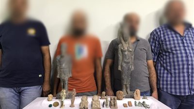 ضبط 54 قطعة أثرية بحوزة 4 أشخاص بأسيوط|صور 