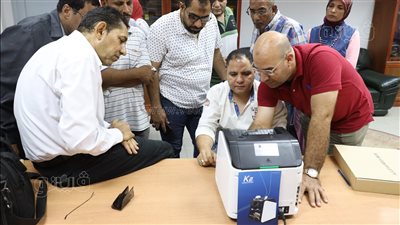 مياه بني سويف توفر ماكينة عد النقود لمواكبة التطور وراحة العملاء 