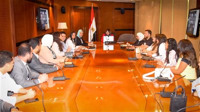 شباب الدارسين بالخارج يعبرون لوزيرة الهجرة عن فخرهم بمعايشة المقاتلين