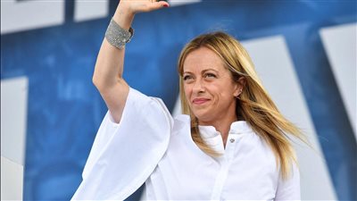 المهر 100 بقرة وتهديد بالحرب.. جنرال أوغندي يقدم عرضا للزواج من رئيسة وزراء إيطاليا المقبلة