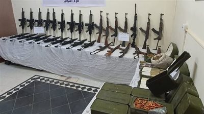 بنادق آلية وقناصة.. العثور على ترسانة أسلحة في اقتحام بؤرة إجرامية بأسوان | صور 