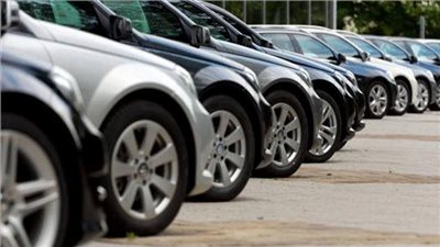 الغرف التجارية تكشف حقيقة طلب تجار السيارات سداد سعرها بالدولار |فيديو