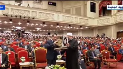 وزير الأوقاف يهدي السيسي نسخة من المصحف الشريف