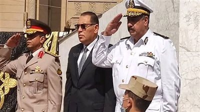 محافظ الشرقية يضع إكليلا من الزهور على النصب التذكاري لشهداء أكتوبر