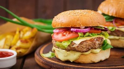 عشان ساندويتشات المدرسة.. طريقة عمل البرجر فى البيت