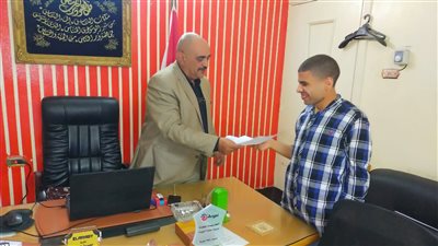 القوى العاملة: تسليم عقود عمل لذوي القدرات الخاصة ببني سويف