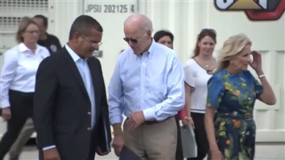 توقف فجأة ونظر للأرض كأن شيئًا سقط منه.. تصرف جديد من بايدن يثير الجدل حول صحته| فيديو