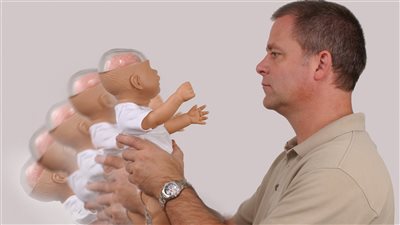 تصيبه بنزيف في المخ والحبل الشوكي.. باحث بطب نيويورك يحذر من هز الطفل