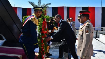 محافظ الفيوم يضع إكليلا من الزهور على النصب التذكاري لشهداء أكتوبر 