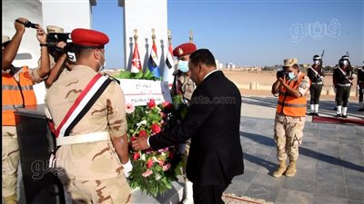 محافظ مطروح يضع إكليلًا من الزهور على النصب التذكاري لشهداء أكتوبر | صور