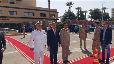 محافظ سوهاج يضع إكليلا من الزهور على النصب التذكاري لشهداء أكتوبر 