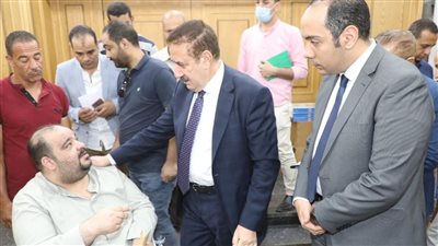 محافظ المنوفية يسلم مساعدات مالية وعينية وحلوى المولد لـ50 حالة إنسانية