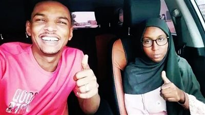 سودانيون يحتفون بأول ابتسامة للطالبة 