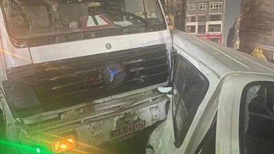 بسبب الفرامل.. سائق نقل ثقيل يقتحم موقف الألف مسكن ويدهس 3 سيارات | صور