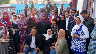 مسير الحي يتلاقى.. إصابة قديمة تجمع سيدة بني سويف بابنتها بعد غياب 45 عامًا | فيديو وصور