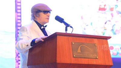 محيي إسماعيل مازحا في