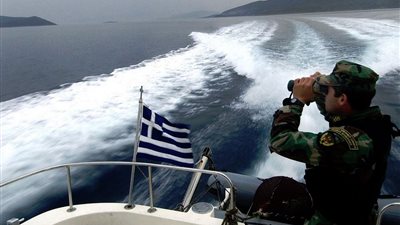 اليونان تبحث عن 100 مهاجر بعد غرق سفينتهم قرب جزيرة 