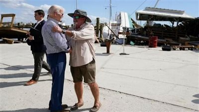 الميكروفون فضحه.. بايدن يطلق 