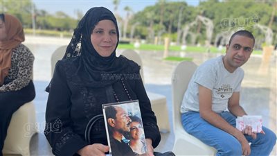 توافد المواطنين على المنصة بصور السادات وزوجته لإحياء ذكرى 6 أكتوبر | صور