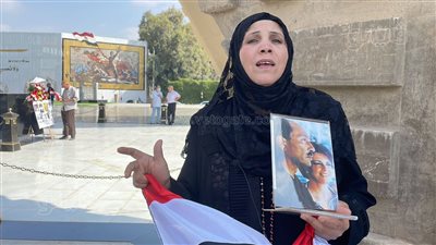 بقصيدة شعر.. مواطنة تحيي ذكرى انتصار أكتوبر أمام قبر السادات | فيديو