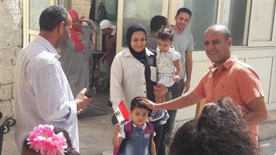 توزيع الأعلام المصرية على زوار قلعة قايتباي بالإسكندرية احتفالا بذكرى أكتوبر 