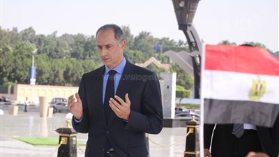 جمال مبارك يقرأ الفاتحة على روح السادات | فيديو وصور